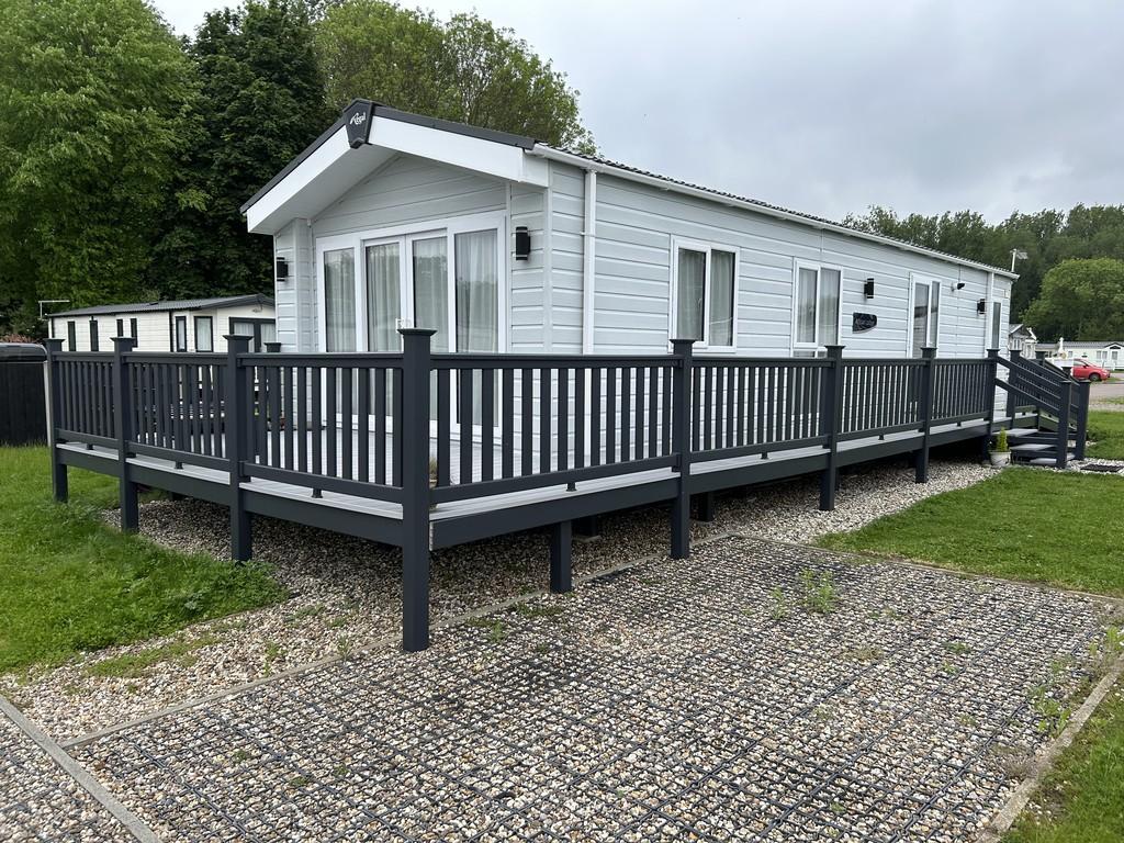 Dobbs Weir Caravan Site, Essex Road 2 bed park home for sale £115,000