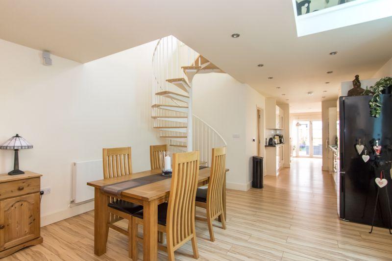 Sully Terrace, Penarth 2 bed terraced house to rent £1,500 pcm (£346 pw)