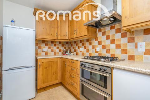 2 bedroom end of terrace house to rent, Macphail Close