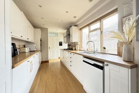 3 bedroom property for sale, The Common, Cranleigh