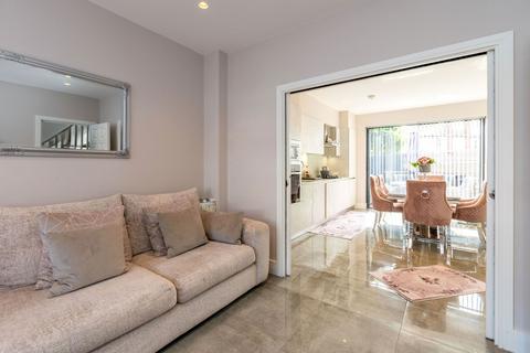 2 bedroom end of terrace house for sale, Halstead Road, London N21