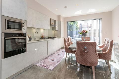 2 bedroom end of terrace house for sale, Halstead Road, London N21