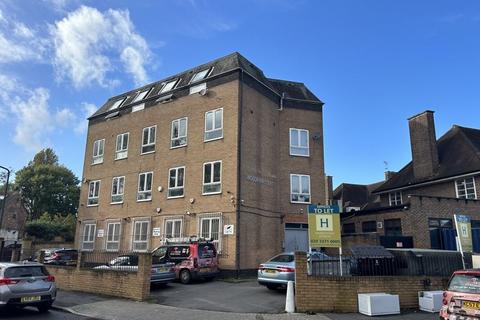 2 bedroom flat to rent, Woodgrange Avenue, Harrow