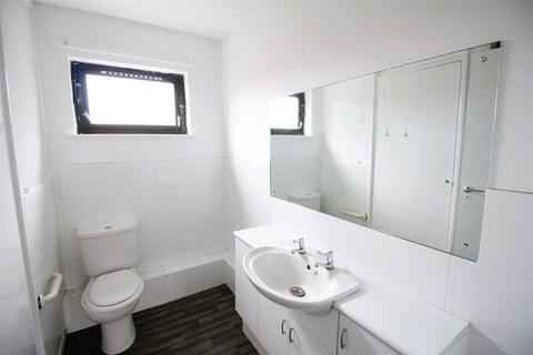 2 bedroom flat for sale, Wenborough Lane, Bradford BD4