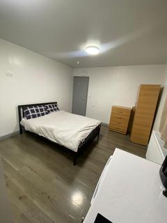 Studio to rent, Chapel Road, London IG1