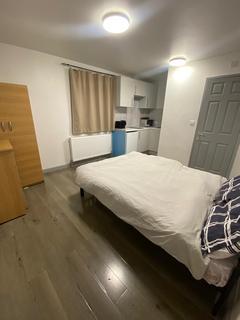 Studio to rent, Chapel Road, London IG1