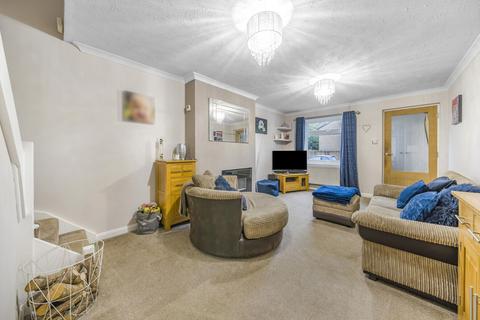 10 Gale Close, Hampton, TW12 3XP