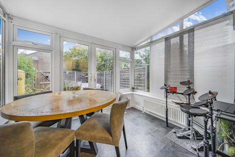 10 Gale Close, Hampton, TW12 3XP