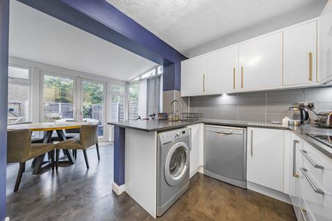 10 Gale Close, Hampton, TW12 3XP