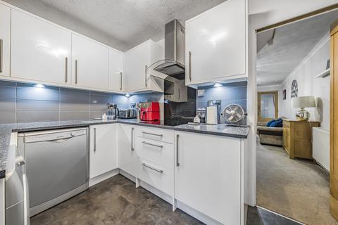 10 Gale Close, Hampton, TW12 3XP