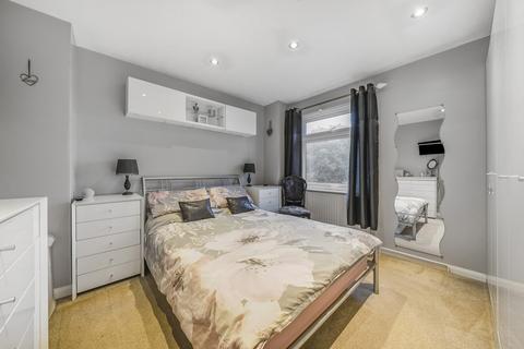10 Gale Close, Hampton, TW12 3XP
