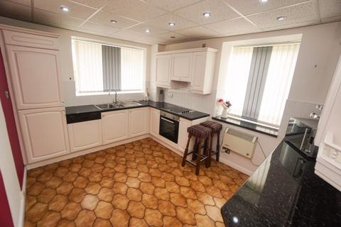 2 bedroom apartment to rent, Hillside Court, Heaton