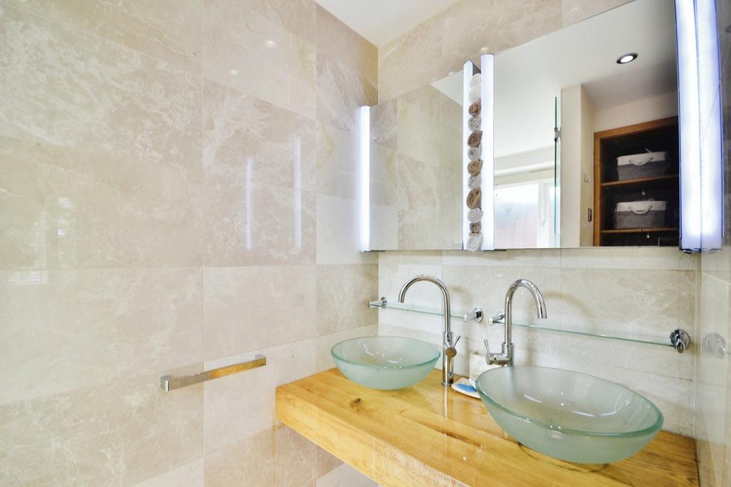 Bed1 Ensuite 1