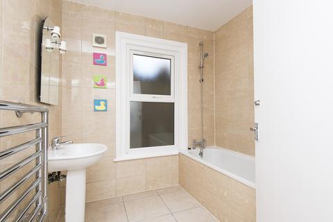 2 bedroom flat to rent, West Hill, SW18