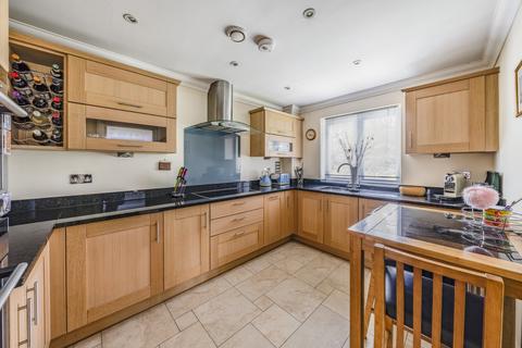 2 bedroom flat for sale, Woodlands Road, Surrey KT14