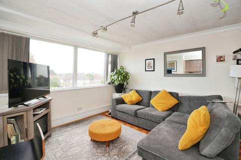 2 bedroom flat for sale, Ashurst Drive, BARKINGSIDE, IG6