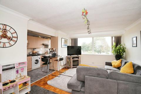 2 bedroom flat for sale, Ashurst Drive, BARKINGSIDE, IG6