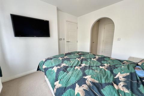 15 Black Myres Close, Queensbury, Bradford, BD13 2FQ