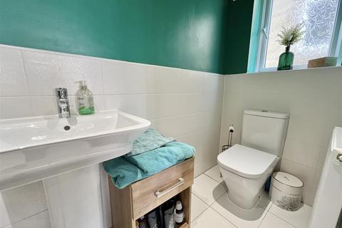 15 Black Myres Close, Queensbury, Bradford, BD13 2FQ