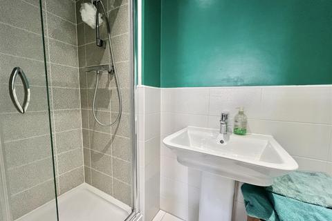 15 Black Myres Close, Queensbury, Bradford, BD13 2FQ