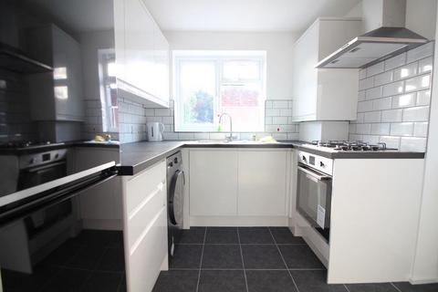 3 bedroom semi-detached house to rent, Balmoral Drive, Hayes