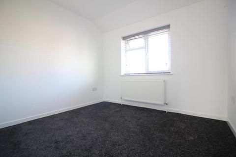 3 bedroom semi-detached house to rent, Balmoral Drive, Hayes