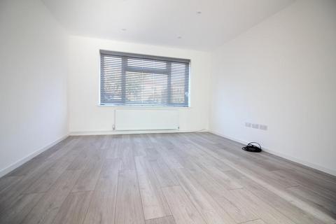 3 bedroom semi-detached house to rent, Balmoral Drive, Hayes