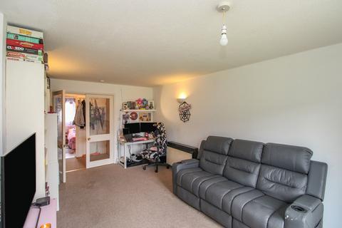 2 bedroom ground floor flat for sale, Manor Fields, Horsham, West Sussex. RH13 6SB