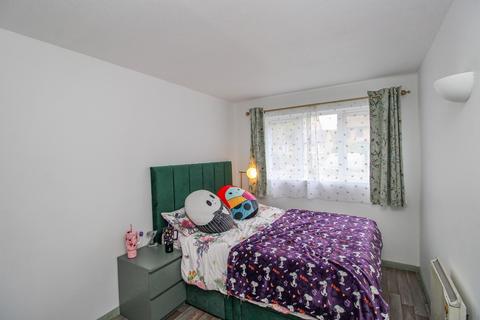 2 bedroom ground floor flat for sale, Manor Fields, Horsham, West Sussex. RH13 6SB