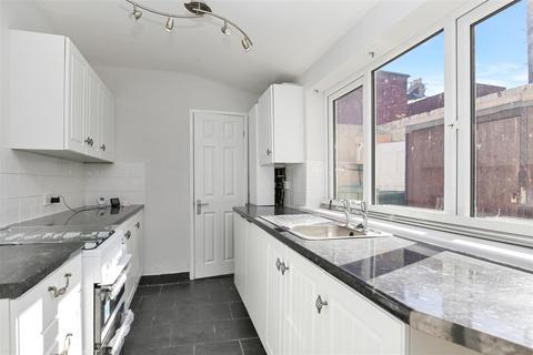 4 bedroom terraced house to rent, Lincoln Street, Gateshead NE8