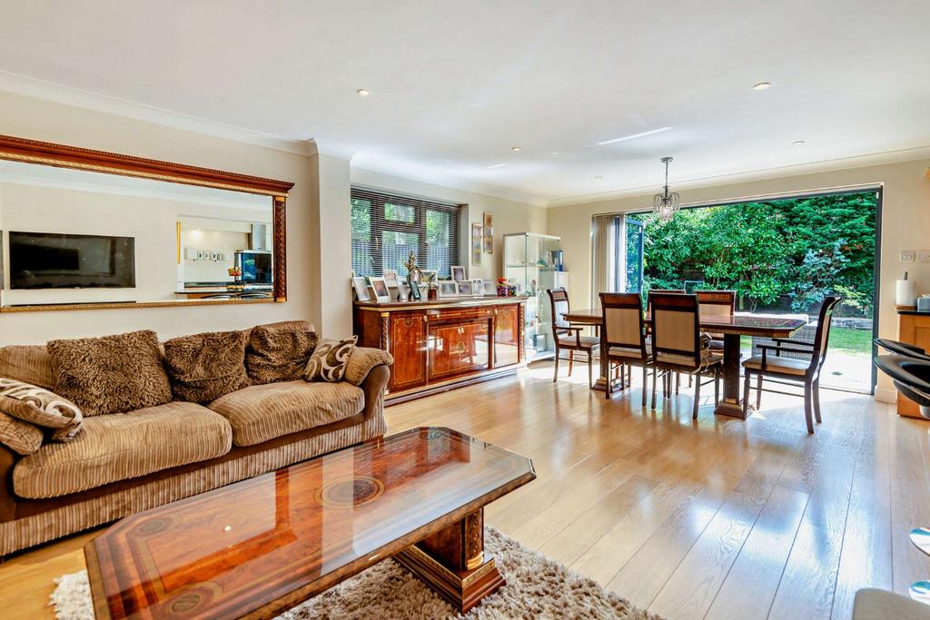 Family &amp; Dining Area