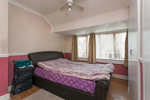 4 bedroom end of terrace house for sale, Cumberland Avenue, Slough