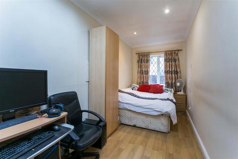 4 bedroom end of terrace house for sale, Cumberland Avenue, Slough