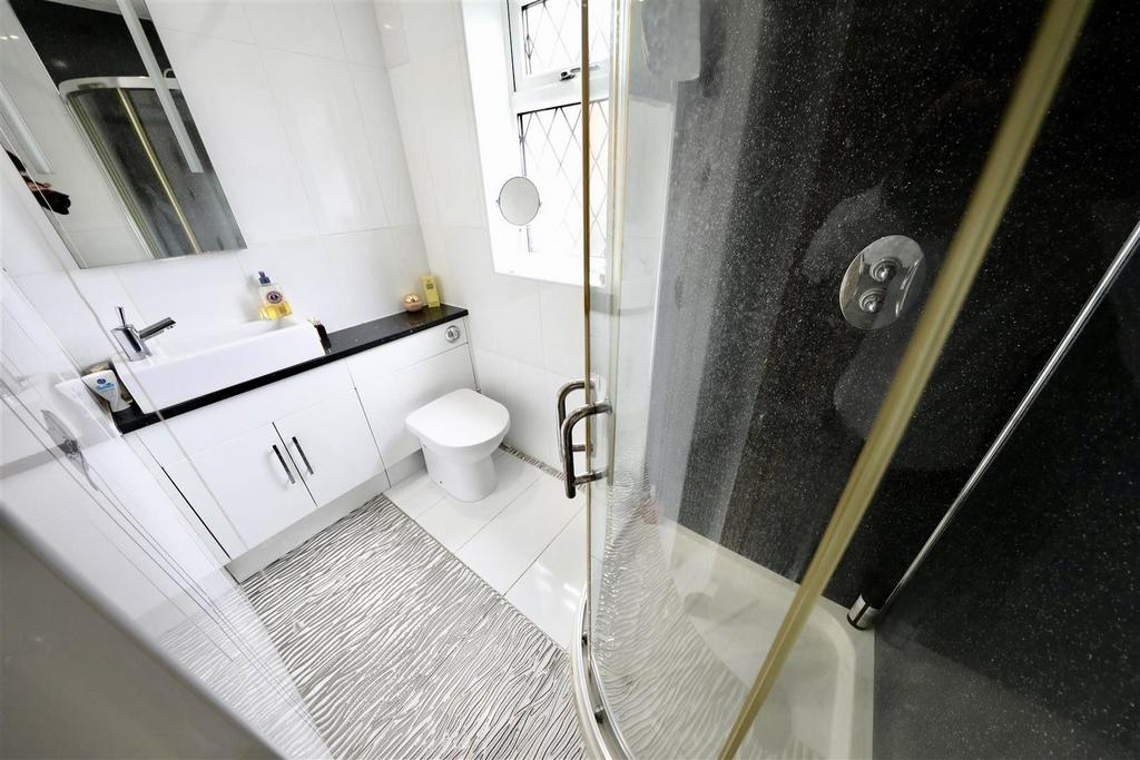 26 Orchard Croft   Ensuite.jpg