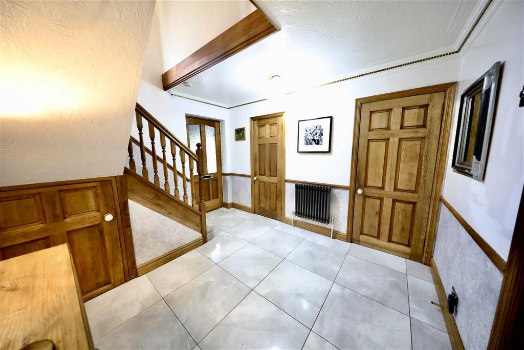 26 Orchard Croft   Hallway 2.jpg