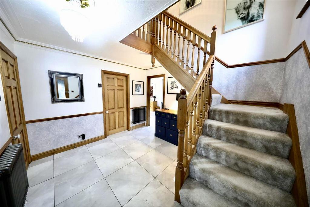 26 Orchard Croft - Hallway.jpg
