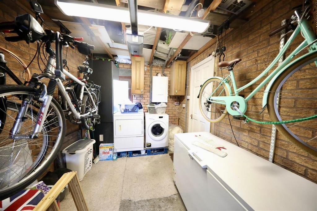 26 Orchard Croft - Garage.jpg