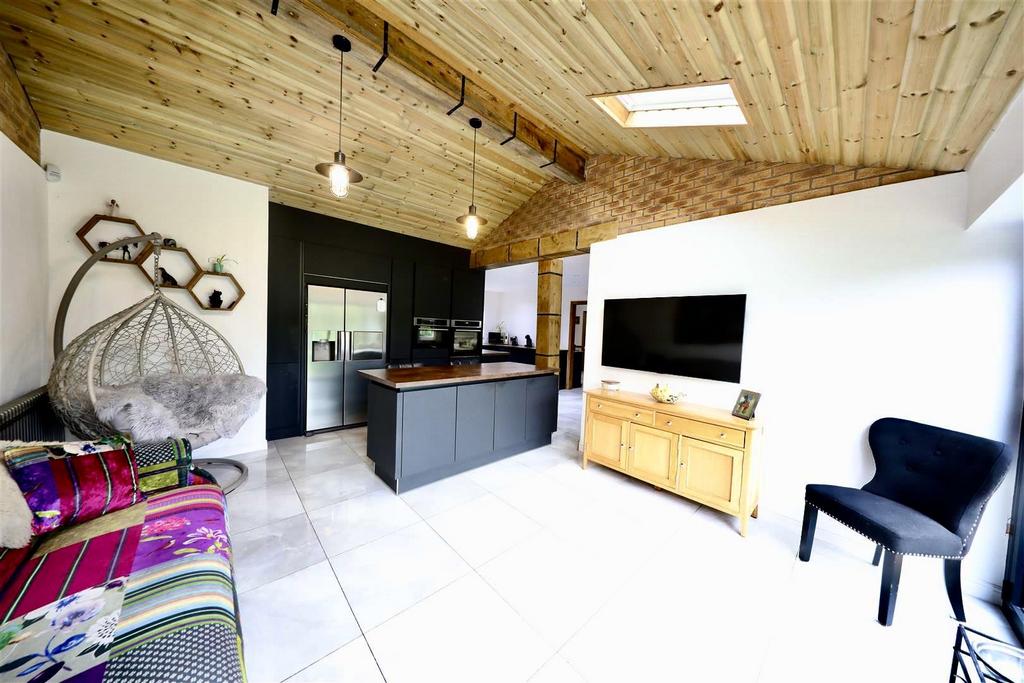 26 Orchard Croft - Kitchen 6.jpg