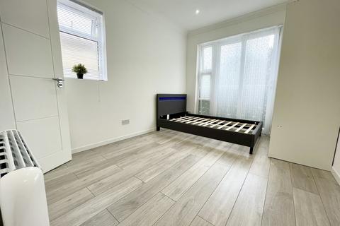 Studio to rent, Arnold Road, London N15