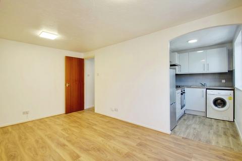 Studio to rent, Knowles Close, West Drayton UB7