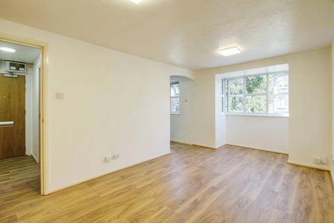 Studio to rent, Knowles Close, West Drayton UB7