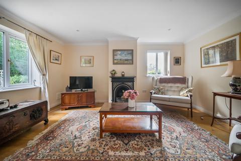 16b Bartholomew Close, Haslemere, GU27 1EN