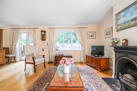 16b Bartholomew Close, Haslemere, GU27 1EN