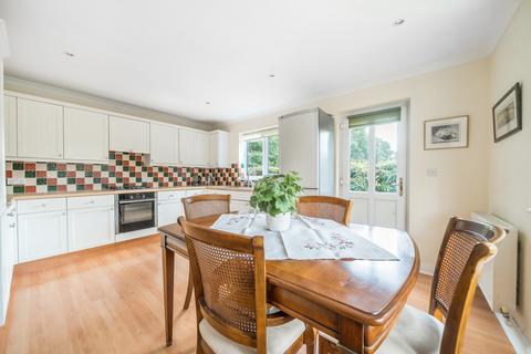 16b Bartholomew Close, Haslemere, GU27 1EN