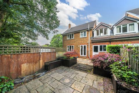 16b Bartholomew Close, Haslemere, GU27 1EN
