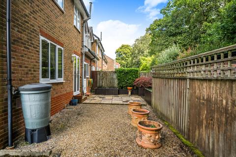 16b Bartholomew Close, Haslemere, GU27 1EN