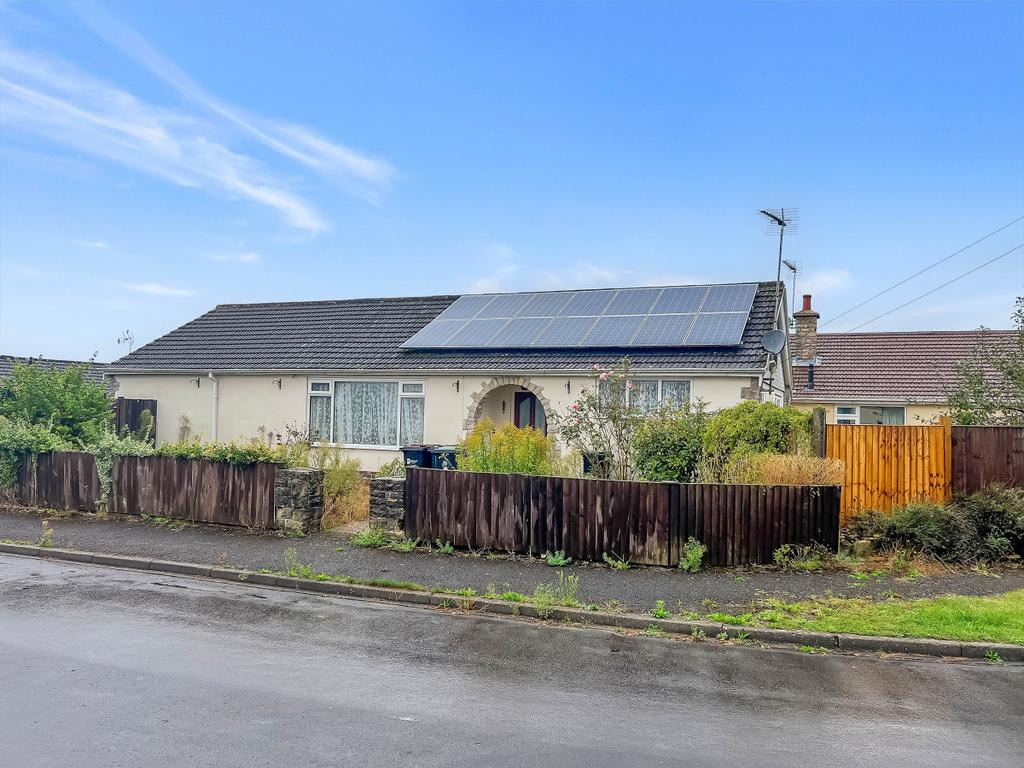 Spacious 3 Bedroom Detached Bungalow on corner...