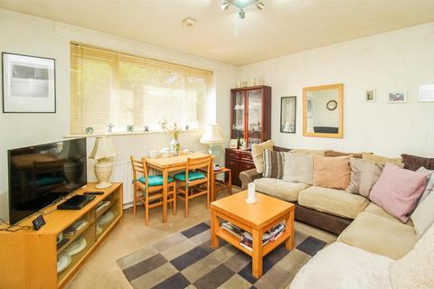 2 bedroom flat for sale, Elizabeth Gardens, Wakefield WF1