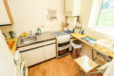 2 bedroom flat for sale, Elizabeth Gardens, Wakefield WF1