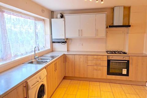 3 bedroom semi-detached house to rent, Farm Close, Middlesex UB1